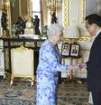 <p>Rainha Elizabeth da Grã-Bretanha recebe o premiê chinês, Li Keqiang no castelo de Windsor, no sul da Inglaterra, em 17 de junho</p>  Foto: Reuters