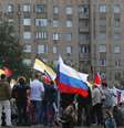 <p>Manifestantes fazem um comício de apoio aos pró-russos que vivem em regiões do leste da Ucrânia, como as auto-proclamadas Repúblicas de Donbass e Lugansk, em Moscou, em 11 de junho</p>  Foto: Reuters