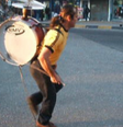 <p>Homem de uma banda só do Chile dança enquanto toca o instrumento conhecido como Chinchinero</p>  Foto: Flickr / Reprodução