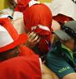Chilenos são cercados por seguranças da Fifa após invadir a sala de imprensa do Maracanã  Foto: AP