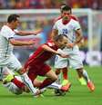 <p>Iniesta foi praticamente o único que manteve o nível alto de atuação da seleção espanhola; ao seu redor, seus colegas sucumbiram</p>  Foto: Getty Images 