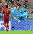 Sánchez cobra falta, Casillas rebate para o meio da área, mas a bola fica para Aránguiz, que chuta de bico para marcar o segundo do Chile  Foto: AFP