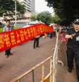 <p>Policiais impedem um&nbsp;jornalista de tirar fotos durante um protesto na frente do pr&eacute;dio do governo em Guangzhou, prov&iacute;ncia de Guangdong, em 16 de junho</p>  Foto: Reuters