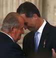 <p>O rei da Espanha, Juan Carlos, e seu filho, pr&iacute;ncipe Felipe, se abra&ccedil;am durante cerim&ocirc;nia de assinatura do ato de abdica&ccedil;&atilde;o no Pal&aacute;cio Real em Madrid, em 18 de junho</p>  Foto: Reuters