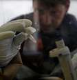 <p>Cientista testa o vírus Ebola em um laboratório móvel europeu em Gueckedou, em 3 de abril</p>  Foto: Reuters