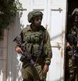 <p>Soldados israelenses entram em uma casa à procura de três adolescentes israelenses desaparecidos, que temem terem sido sequestrados por militantes palestinos, na aldeia de Taffouh perto da cidade de Hebron, nesta quarta-feira, 18 de junho</p>  Foto: AP
