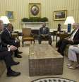 O presidente norte-americano, Barack Obama (centro), recebe parlamentares no Salão Oval da Casa Branca para discutir a situação no Iraque, em Washington, nos Estados Unidos, nesta quarta-feira. 18/06/2014  Foto: Kevin Lamarque / Reuters
