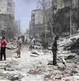 Sírios inspecionam um local atingido pelo o que ativistas dizem ter sido uma bomba lançada por forças leais ao presidente sírio, Bashar al-Assad, em Aleppo, na Síria, na segunda-feira. 16/06/2014  Foto: Hosam Katan / Reuters