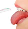 A saburra deve ser removida diariamente, na mesma frequência em que se escova os dentes  Foto: Shutterstock