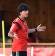 <p>O técnico da Alemanha, Joachim Löw, comanda treino da seleção</p>  Foto: AFP