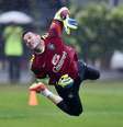 <p>Goleiro Júlio César fez questão de minimizar o "choque térmico" e ressaltou que a comissão técnica tem tomado os cuidados necessários</p>  Foto: Gaspar Nóbrega / Vipcomm