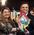 Aécio recebe imagem do Guerreiro de Lança de Pernambuco durante homenagem  Foto: Orlando Brito/PSDB / Divulgação