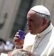 <p>Papa Francisco bebe mate, uma bebida típica da Argentina, durante audiência geral, no Vaticano</p>  Foto: Reuters