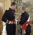 <p>Felipe VI recebe do pai a faixa de comandante das Forças Armadas</p>  Foto: EFE