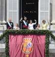 O rei Felipe VI, a rainha Letizia e as princesas Leonor (esq.) e Sofia acenam aos súditos espanhóis da sacada do Palácio do Oriente em Madri  Foto: AFP