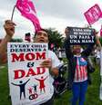 <p>Um cartazes, manifestantes valorizam o casamento entre homens e mulheres, sob frases como "cada crian&ccedil;a merece um pai e uma m&atilde;e"</p>  Foto: AFP