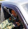 <p>Separatista pr&oacute;-russo &eacute; visto sentado em um carro antes de dirigir-se &agrave; ilha de batalha em Seversk, regi&atilde;o de Donetsk</p>  Foto: Reuters