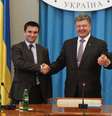 <p>Petro Poroshenko aperta a m&atilde;o do rec&eacute;m-nomeado ministro das Rela&ccedil;&otilde;es Exteriores, Pavlo Klimkin (&agrave; esq.) e do ex-ministro das Rela&ccedil;&otilde;es Exteriores, Andriy Deshchytsia</p>  Foto: Reuters