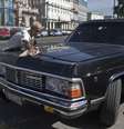 Limusines que serviram a Fidel Castro foram transformadas em táxis em Havana, capital de Cuba. Na imagem, motorista Moises Suarez limpa um modelo soviético que já pertenceu ao ditador cubano  Foto: Franklin Reyes / AP