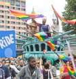 Milhares de pessoas se juntaram neste sábado nas ruas da capital da Alemanha para celebrar o Christopher Street Day, o dia em que homossexuais e transexuais tradicionalmente reivindicam seus direitos contra a discriminação  Foto: Joerg Carstensen / EFE