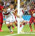 Klose comemora o gol de empate contra Gana, seu 15º em Copas do Mundo, igualando a marca do brasileiro Ronaldo  Foto: Getty Images 