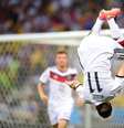 <p>Klose fez a tradicional cambalhota ao marcar seu gol histórico em Copas, mas errou o cálculo e aterrissou sentado</p>  Foto: AFP