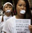 <p>Artistas protestam para chamar novos chineses a participar do referendo em Hong Kong</p>  Foto: Reuters