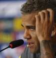 <p>O lateral Daniel Alves é o maior alvo das críticas dos brasileiros</p>  Foto: Marcelo Regua / Reuters