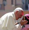 <p>Papa Francisco beija uma garota enquanto ele chega para visitar uma catedral em Cassano allo Jonio, sul da Itália</p><p> </p>  Foto: Reuters