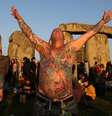 <p>V&aacute;rias pessoas&nbsp;se reuniram no sul da Inglaterra para comemorar o solst&iacute;cio de ver&atilde;o</p>  Foto: AFP