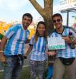 <p>Torcedores argentino vem ao Brasil à procura de ingressos</p>  Foto: Daniel Favero / Terra