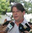 <p>Cid Gomes foi socorrido por uma ambulância do Samu e levado para o Hospital Geral de Fortaleza</p>  Foto: Pros / Divulgação