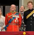 <p>Ao lado do príncipe Philip, Harry é visto na varanda do Palácio de Buckingham, durante a cerimônia do aniversário da rainha </p>  Foto: Reuters