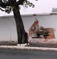 <p>A colisão abriu um buraco no muro, mas não chegou entrar</p>  Foto: Wagner Guidi / vc repórter