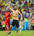 <p>Torcedor invadiu o gramado da Arena Castelão durante jogo entre Alemanha e Gana, neste sábado</p>  Foto: AFP