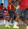 <p>Principal estrela da sele&ccedil;&atilde;o camaronesa,&nbsp;Samuel Eto'o acompanhou o treino dos companheiros no banco de reservas do est&aacute;dio</p>  Foto: Ricardo Matsukawa  / Terra