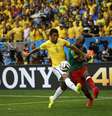 Paulinho domina a bola em partida contra Camarões em Brasília  Foto: Ricardo Matsukawa / Terra