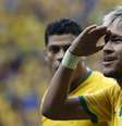 Neymar comemora com a torcida o primeiro gol na partida contra Camarões  Foto: Ricardo Matsukawa / Terra