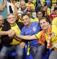 Aécio (de azul) assiste ao jogo com o presidente da Força Sindical, Miguel Torres, o presidente do PSDB Sindical, Ramalho da Construção, e o presidente do Solidariedade, deputado federal Paulinho da Força  Foto: Igo Estrela / PSDB / Divulgação