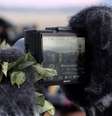 <p>Homem segura folhas de coca, usadas em rituais de oferendas, enquanto tira uma foto, na Bol&iacute;via</p>  Foto: Reuters