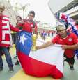 <p>Um grupo de torcedores chilenos saiu de Santiago e veio ao Brasil em uma carreata de 800 carros. Para ajudar, a seleção do Chile tem correspondido ao esforço e enchendo de esperança os fanáticos. Juan Diaz, por exemplo, carrega uma réplica da taça, mas confia que a real ficará com seu país</p>  Foto: William Lucas/PrimaPagina