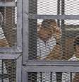 <p>Jornalistas da Al-Jazeera&nbsp;s&atilde;o fotografados dentro de uma cela durante &nbsp;seu julgamento por acusa&ccedil;&otilde;es de terrorismo em um tribunal no Cairo, em&nbsp;15 de maio</p>  Foto: AP