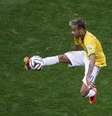 <p>Neymar controla a bola durante vitória do Brasil sobre Camarões por 4 a 1.</p>  Foto: David Gray / Reuters