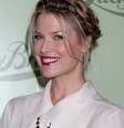 Ali Larter deixou alguns fios soltos na testa, boa opção para esse tipo de rosto  Foto: Shutterstock