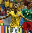 <p>Neymar comemora um dos gols marcados contra Camarões</p>  Foto: Dominic Ebenbichler / Reuters