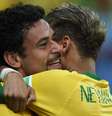 <p>Neymar abraça Fred depois de o camisa 9 marcar de cabeça</p>  Foto: Reuters
