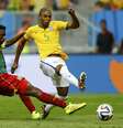 <p>Fernandinho bate para marcar o quarto gol do Brasil no jogo</p>  Foto: Reuters