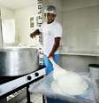 A técnica de fabricação do queijo da Ilha de Marajó é uma tradição passada de pai para filho há 200 anos  Foto: Thiago Araujo/ Divulgação