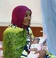 <p>Meriam Ibrahim amamenta seu beb&ecirc;&nbsp;rec&eacute;m-nascido, que ela deu &agrave; luz na pris&atilde;o, na semana passada, durante a visita de uma ONG ao seu&nbsp;na pris&atilde;o em Cartum, Sud&atilde;o. O tribunal ordenou, nesta segunda-feira,&nbsp;sua liberta&ccedil;&atilde;o</p>  Foto: AP
