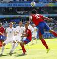 Giancarlo Gonzalez, da Costa Rica, salta para cabecear a bola durante jogo contra a Inglaterra  Foto: Reuters